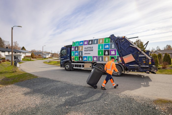 Kuvassa Jätekukon jäteauto ja kuljettaja.
