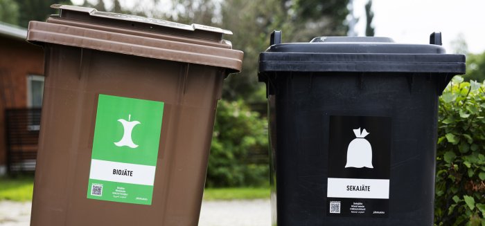 Kaksi jäteastiaa.