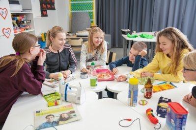 Oppilaat tekevät lajittelutehtävää luokassa